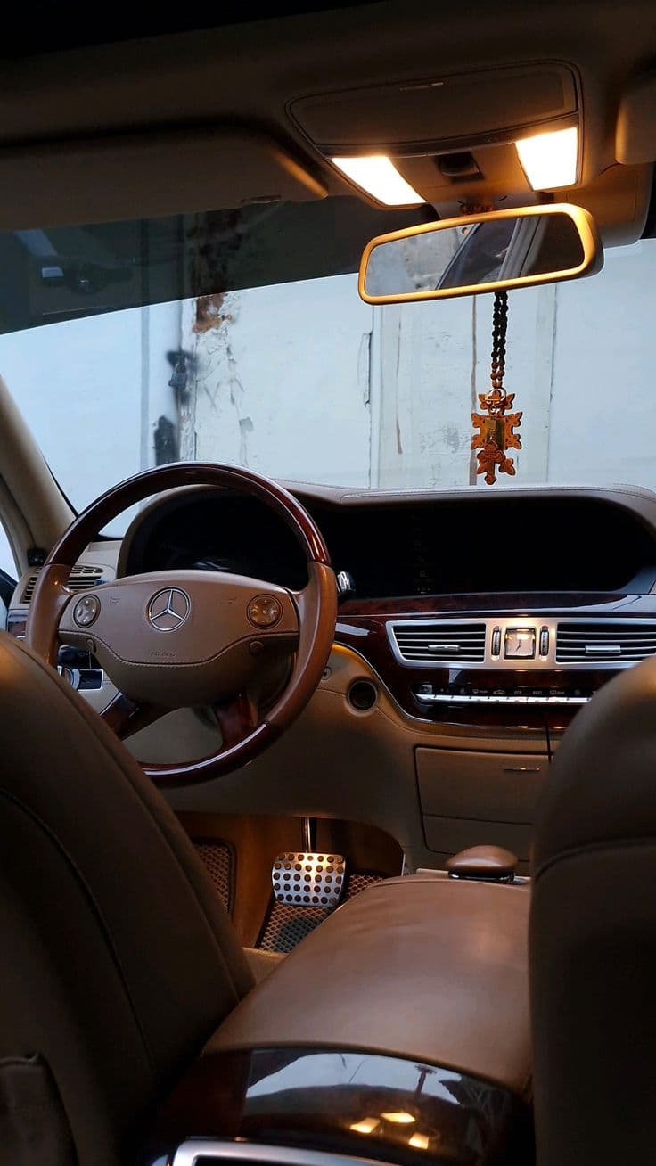 Бежов автомобилен интериор с дървени детайли